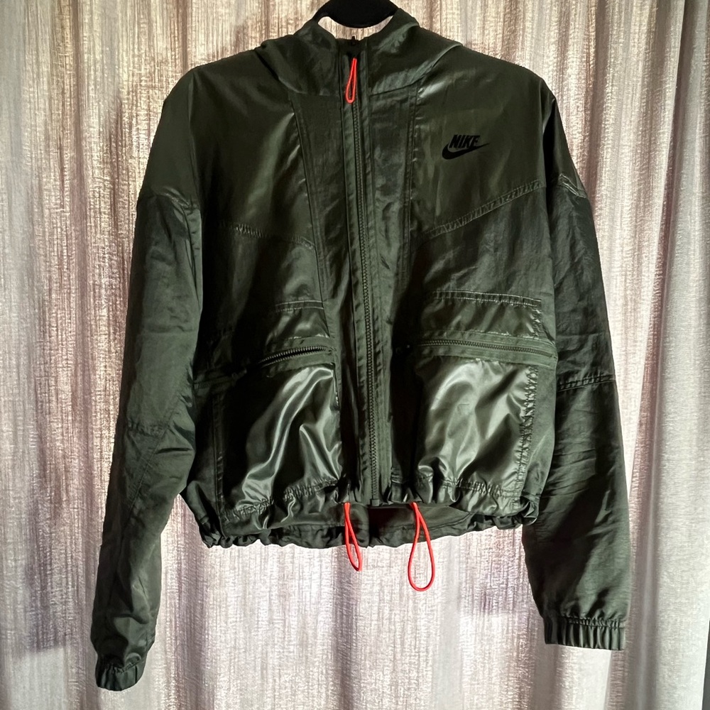 Cropped Nike Windbreaker